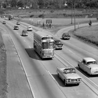 60 -те години на затоварване на заети четири ленти Неразпределена магистрала с кабриолет и пътнически автобус на дълъг път, който се приближава